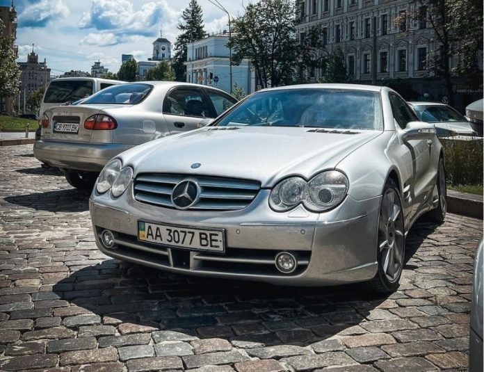 Таких в світі одиниці: в Києві помітити унікальний тюнінгований Mercedes-Benz SL 2002 року
