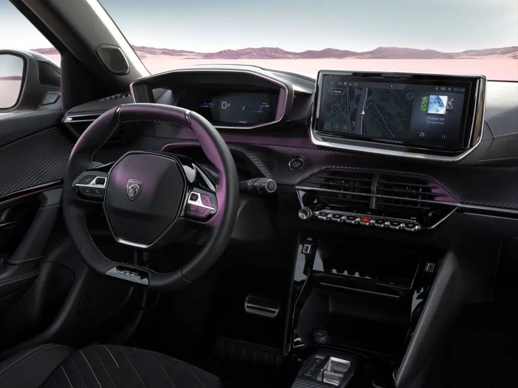 Новий PEUGEOT з витратою палива 3,8 л на 100 км вже прямує в Україну: що відомо про новий кросовер
