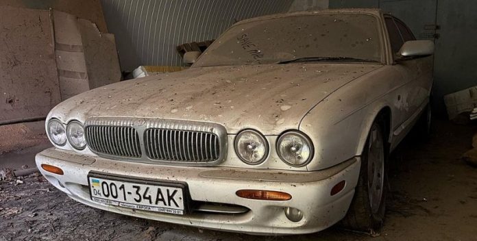 Преміальний седан Daimler Super V8 1998 року знайшли в покинутому ангарі під Дніпром