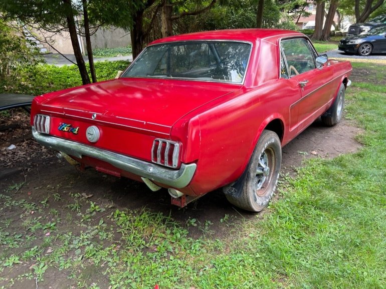 Яскравий спорткар з 70-х: раритетний сорокарічний Ford Mustang продають за $2200