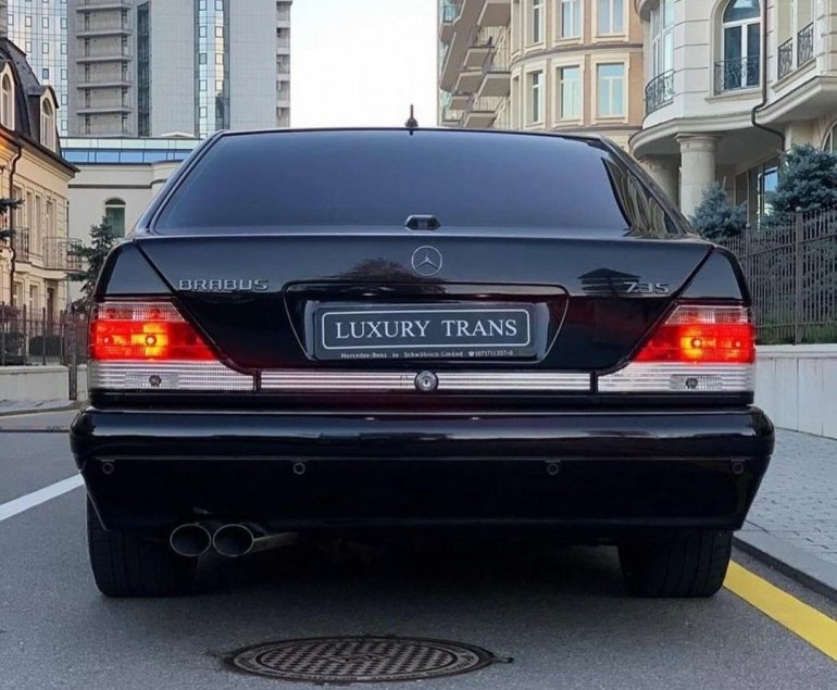 Ексклюзив за $400 000: в Києві помітили рідкісний Mercedes 1998 року потужністю 580 к.с.