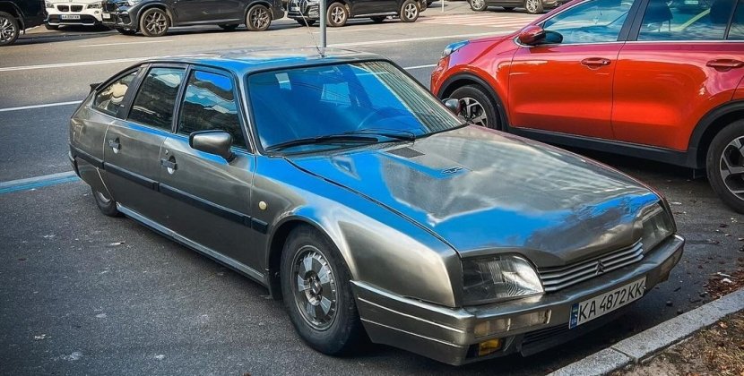 Рідкісний французький спорткар Citroen 80-х років розїжджає столицею