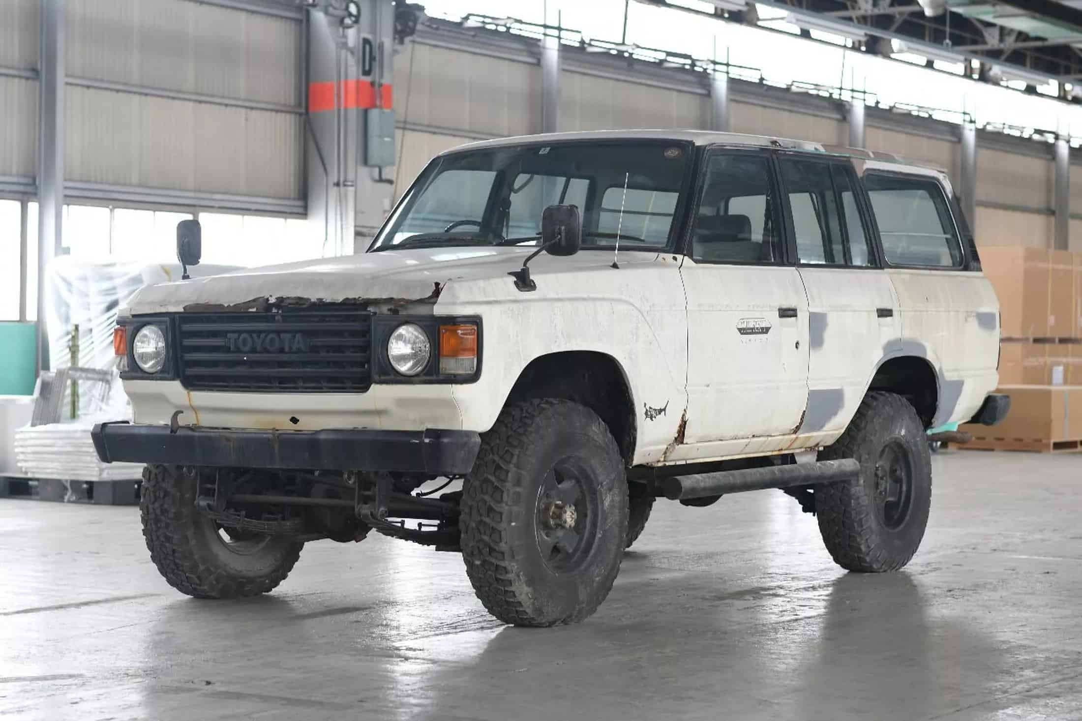 Японці перетворили іржавий Toyota Land Cruiser 60 на ідеальний електричний позашляховик