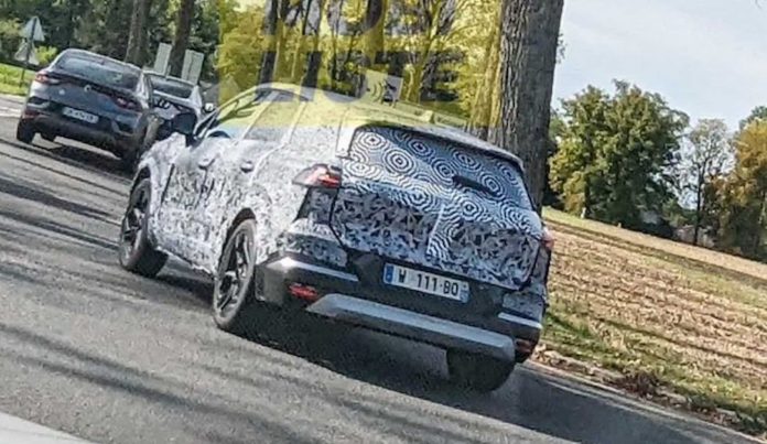 Новий Renault Megane буде кросовером: ось докази
