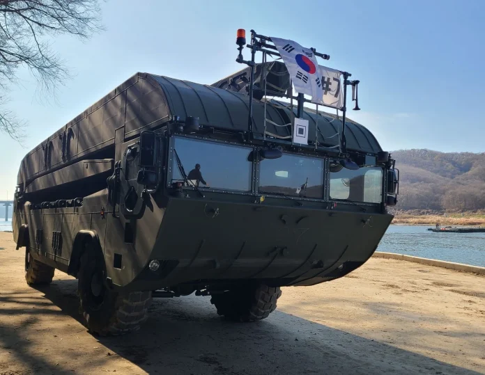 Армія Південної Кореї створила 100-метровий міст уздовж річки за допомогою машин-амфібій M3-K