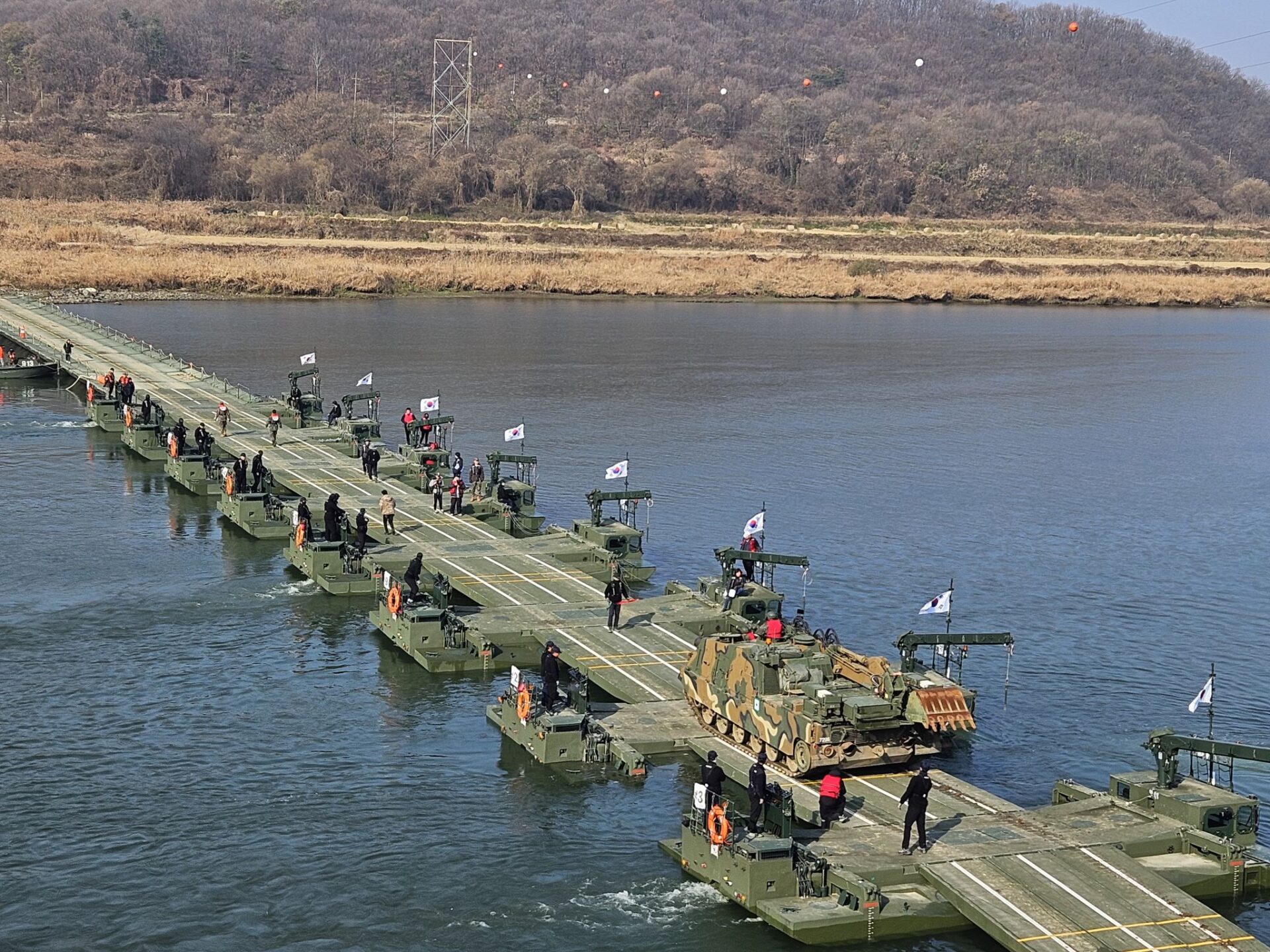 Армія Південної Кореї створила 100-метровий міст уздовж річки за допомогою машин-амфібій M3-K