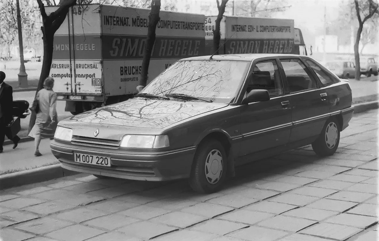 Привид з 90-х: в Києві помітили Renault 21 з рідкісним кузовом