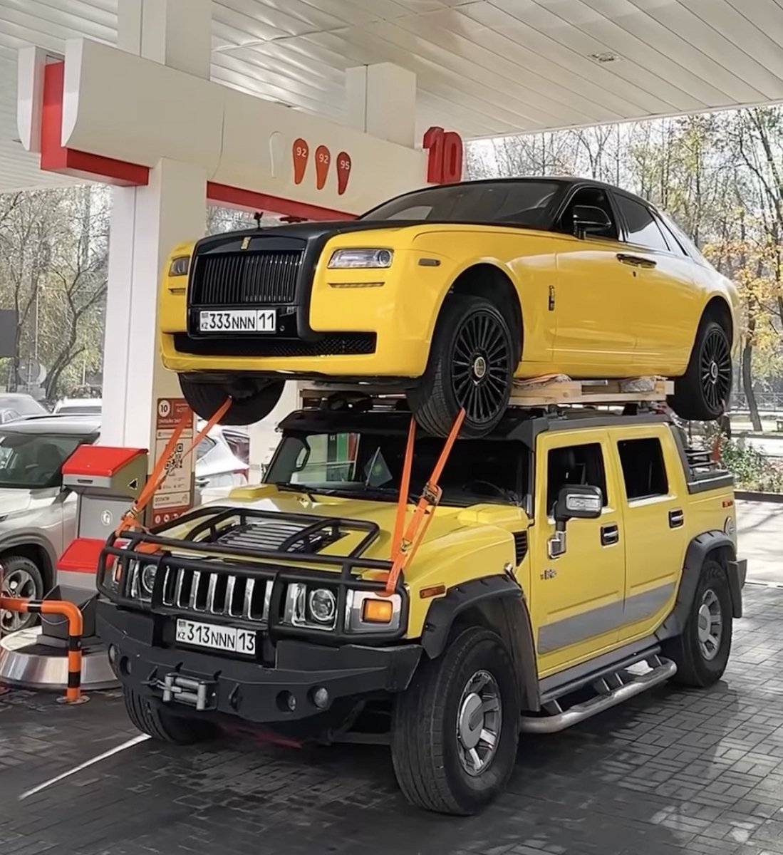 Чого не зробиш, заради хайпу: блогер перевіз Rolls-Royce Ghost за $200 000 на даху Hummer