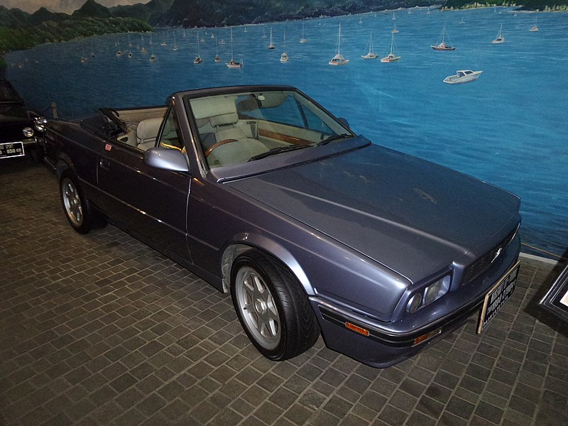 Покинутий 30-річний Maserati: в Києві знайшли рідкісний кабріолет на 230 к.с. просто неба