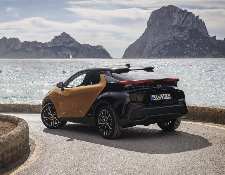 Неочікуваний дизайн та 223-сильний гібрид: нова Toyota C-HR другого покоління скоро з’явиться в Україні