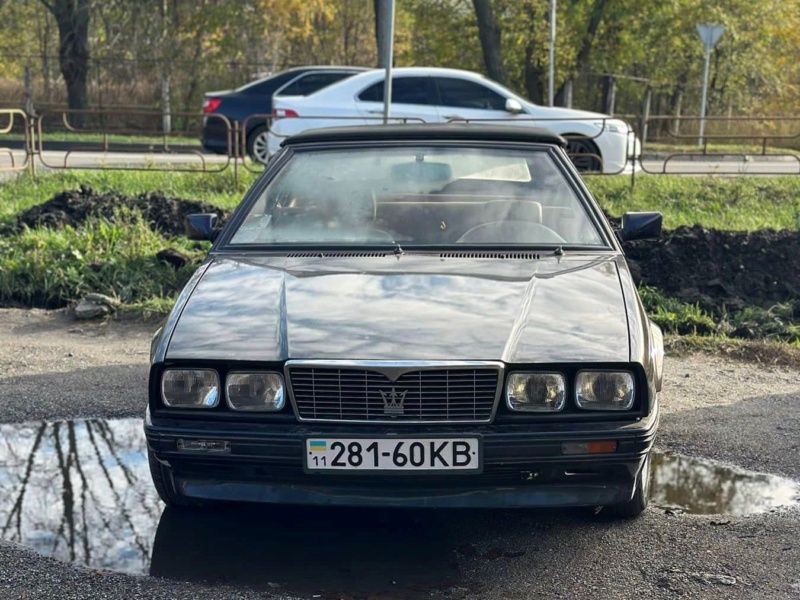 Покинутий 30-річний Maserati: в Києві знайшли рідкісний кабріолет на 230 к.с. просто неба