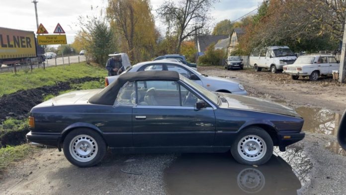 Покинутий 30-річний Maserati: в Києві знайшли рідкісний кабріолет на 230 к.с. просто неба