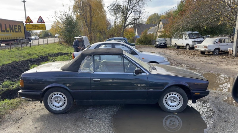 Покинутий 30-річний Maserati: в Києві знайшли рідкісний кабріолет на 230 к.с. просто неба