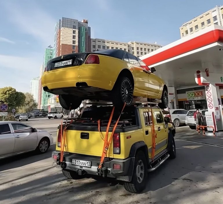 Чого не зробиш, заради хайпу: блогер перевіз Rolls-Royce Ghost за $200 000 на даху Hummer