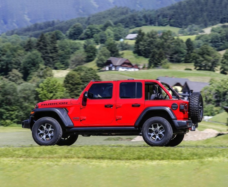 Яскравий Jeep Wrangler 2023 за $74 500 з’явився в Україні: позашляховик потужністю 272 к.с.   