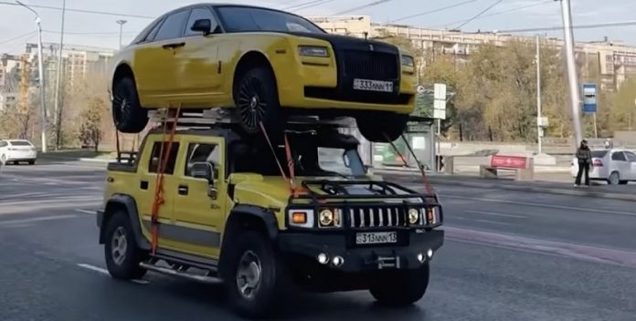Чого не зробиш, заради хайпу: блогер перевіз Rolls-Royce Ghost за $200 000 на даху Hummer