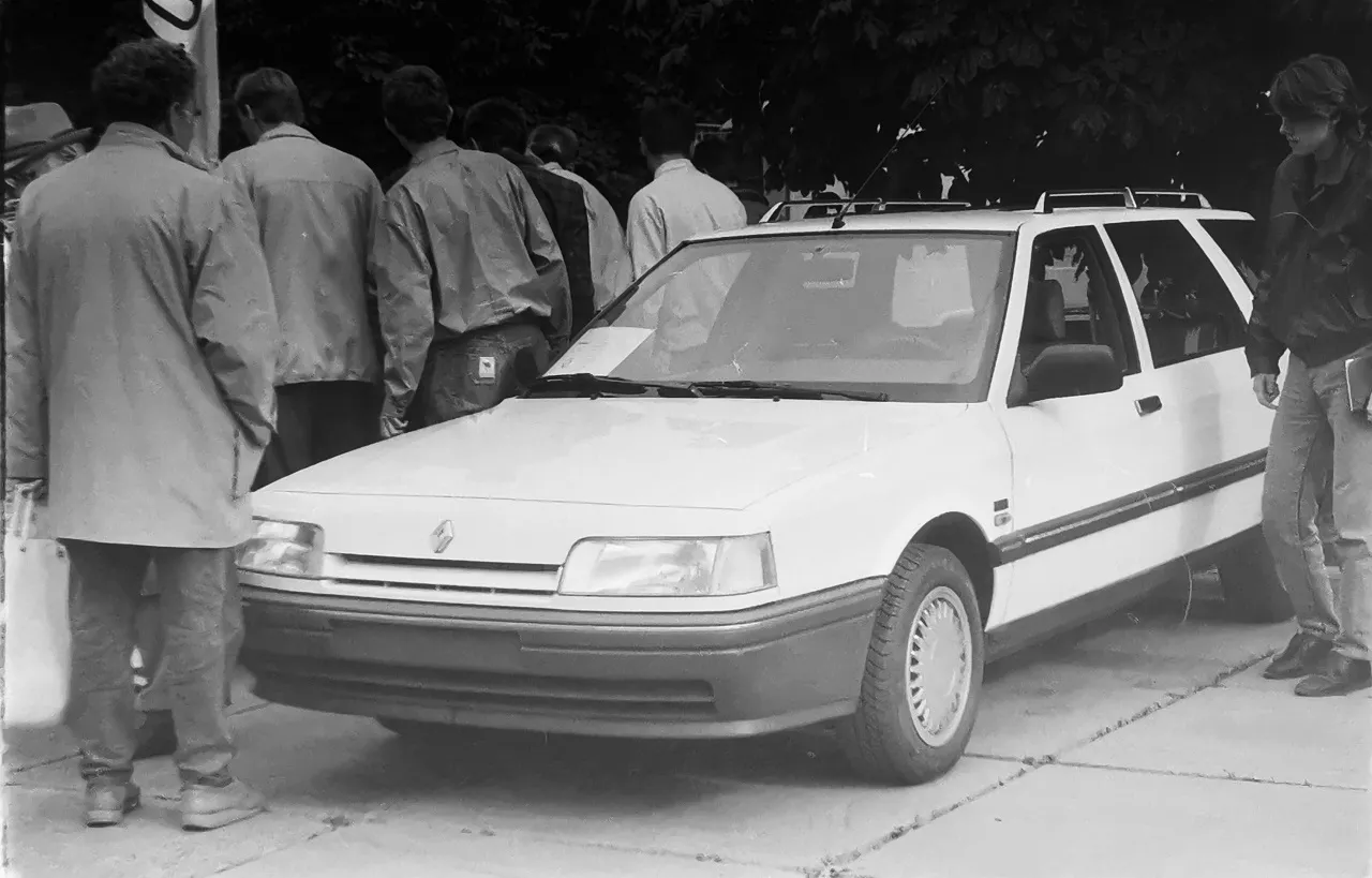 Привид з 90-х: в Києві помітили Renault 21 з рідкісним кузовом