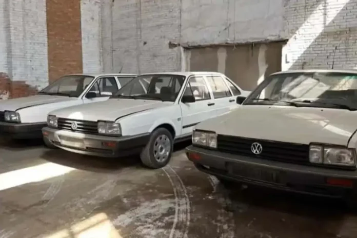 Нові автомобілі Volkswagen вже 10 років стоять в покинутому гаражі