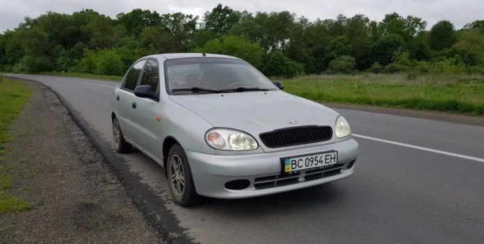 Старенький Daewoo Lanos тюнінгували на «мільйон»: шкіряний салон та кермо від Mercedes C-Class