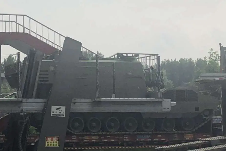 PLZ-05B супроводжується автомобілем постачання боєприпасів (ARV), який виглядає схожим за дизайном, але не має гармати