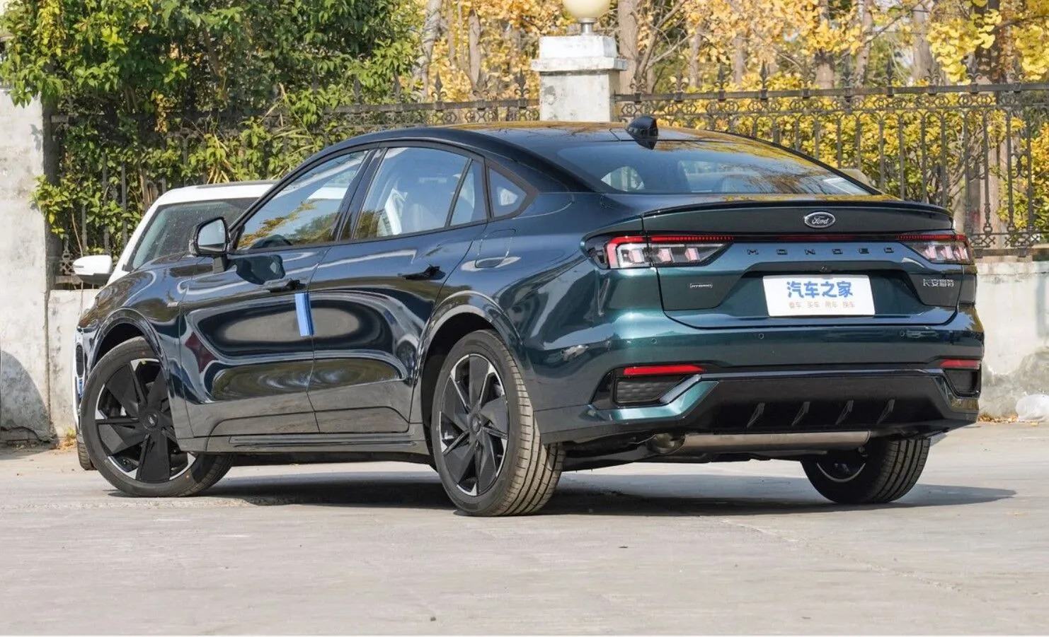 Бюджетний конкурент Toyota Camry: новий Ford Mondeo готується до прем’єри