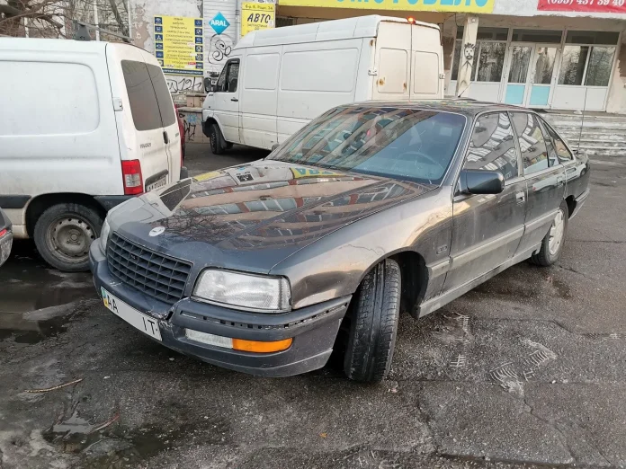 Рідкісний 30-річний Opel Senator другого покоління з витратою палива 9 літрів на 1000 км помітили в Києві