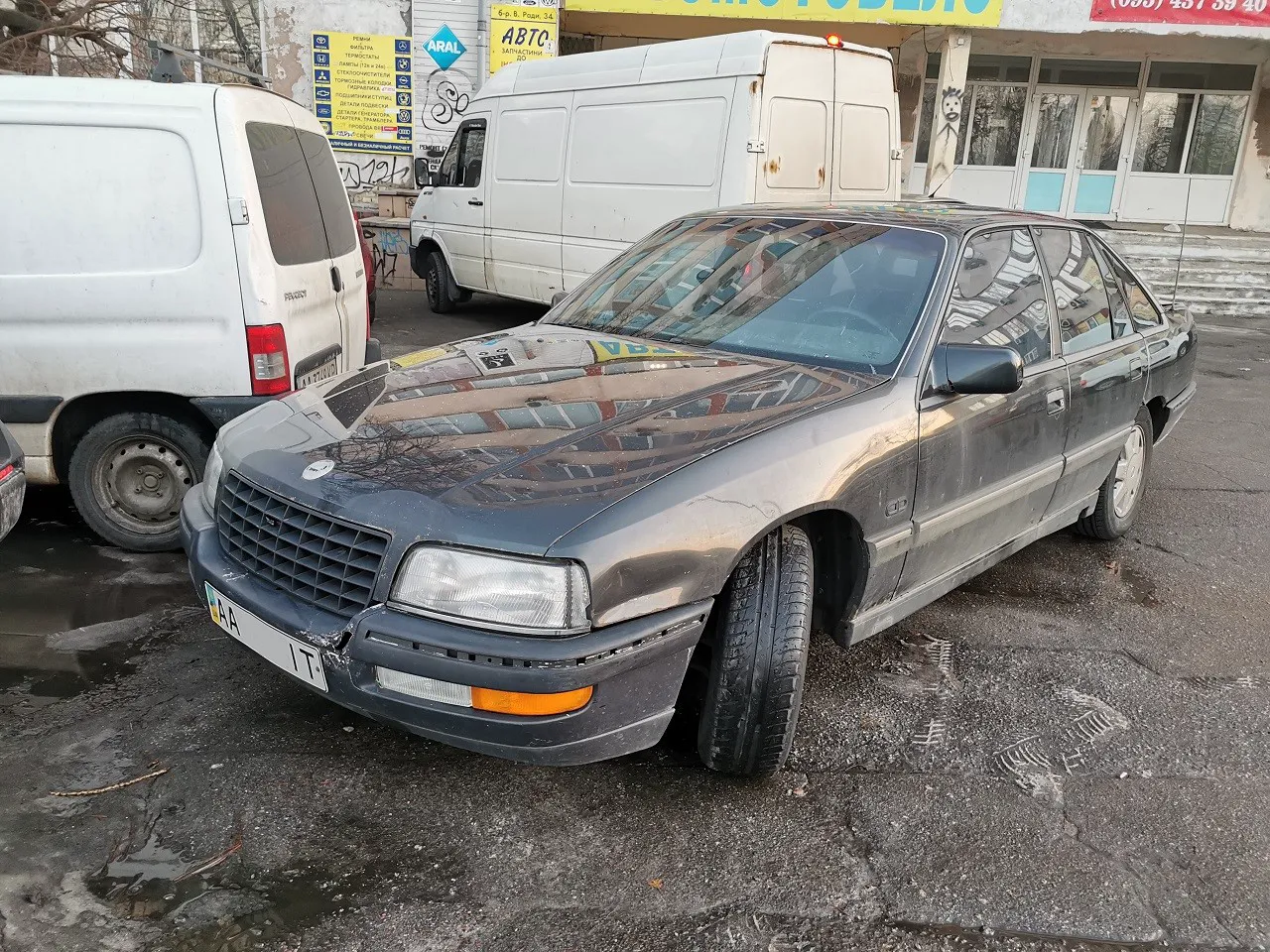 Рідкісний 30-річний Opel Senator другого покоління з витратою палива 9 літрів на 1000 км помітили в Києві