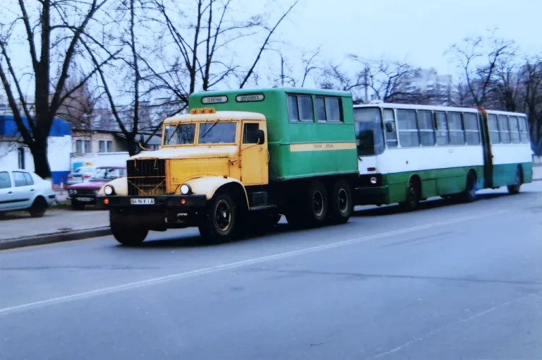 Незвичайний евакуатор КрАЗ на вулицях Києва засвітився на відео