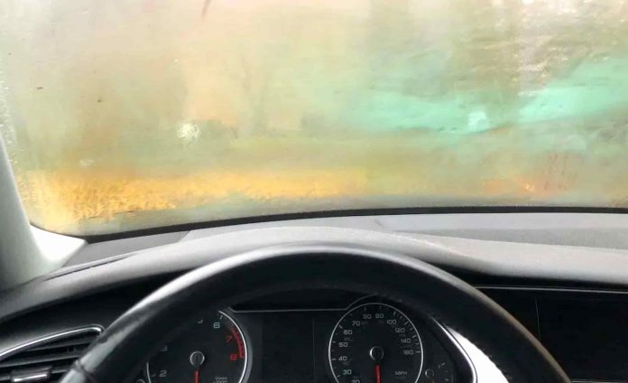 Як не дати лобовому склу машини запітніти