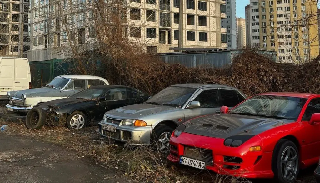 Елітні спорткари Mitsubishi покинули посеред Києва: як виглядають рідкісні моделі з 90-х