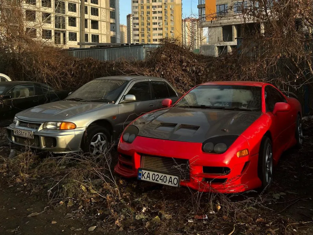 Елітні спорткари Mitsubishi покинули посеред Києва: як виглядають рідкісні моделі з 90-х