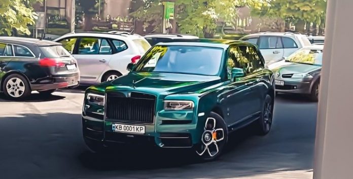 Українські чиновники масово пересідають на елітні авто, незважаючи на війну