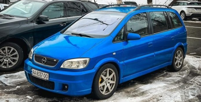 У Києві сфотографували рідкісний Opel початку нульових