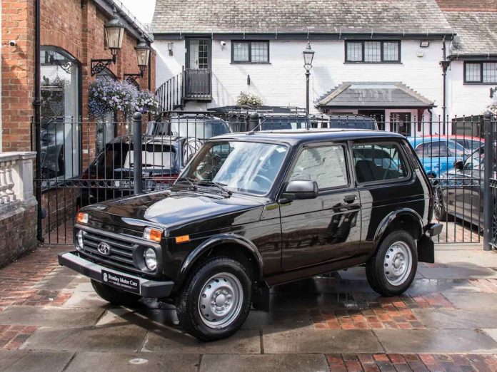 Російський позашляховик Lada Niva намагаються продати у Великій Британії за 750 000 грн