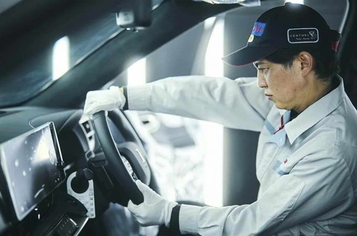 Toyota витрачає по 3 години для огляду кожного позашляховика Century перед тим, як відправити його покупцеві