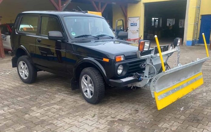 У Німеччині перетворили позашляховик Lada Niva на імпровізований снігоочисник