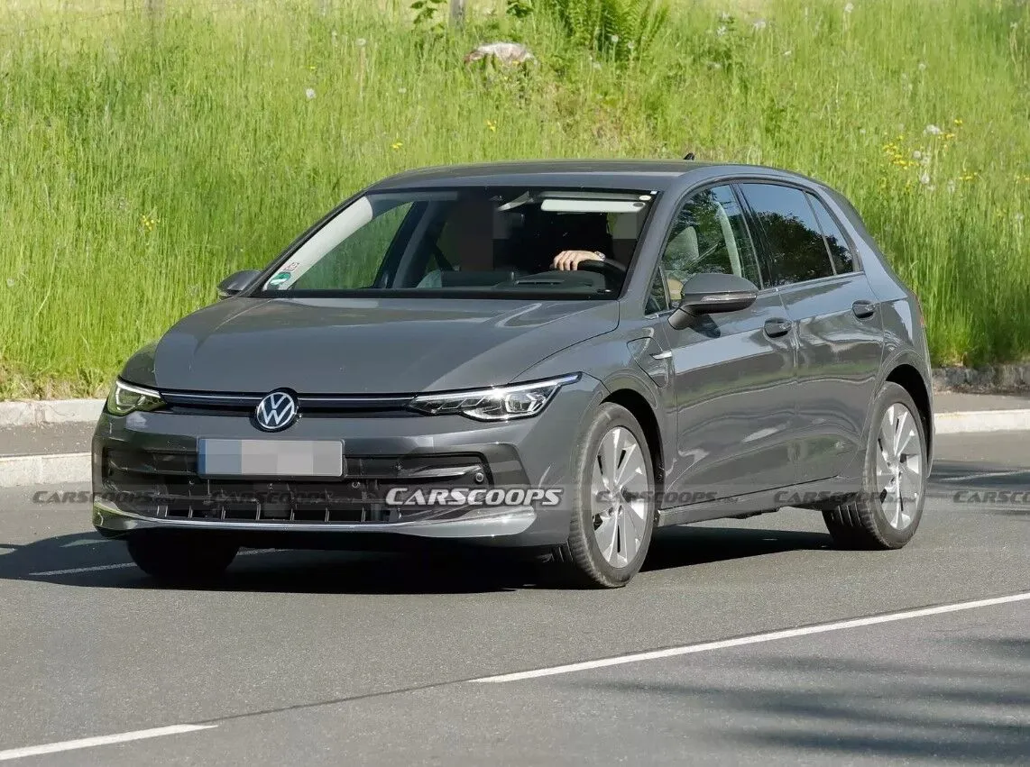 Новий модифікований Volkswagen Golf об’єднали з VW Passat 2024: що з цього вийшло