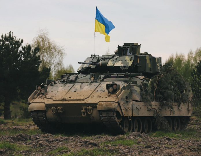 Український «Бредлі» знищив колону російської бронетехніки (відео)