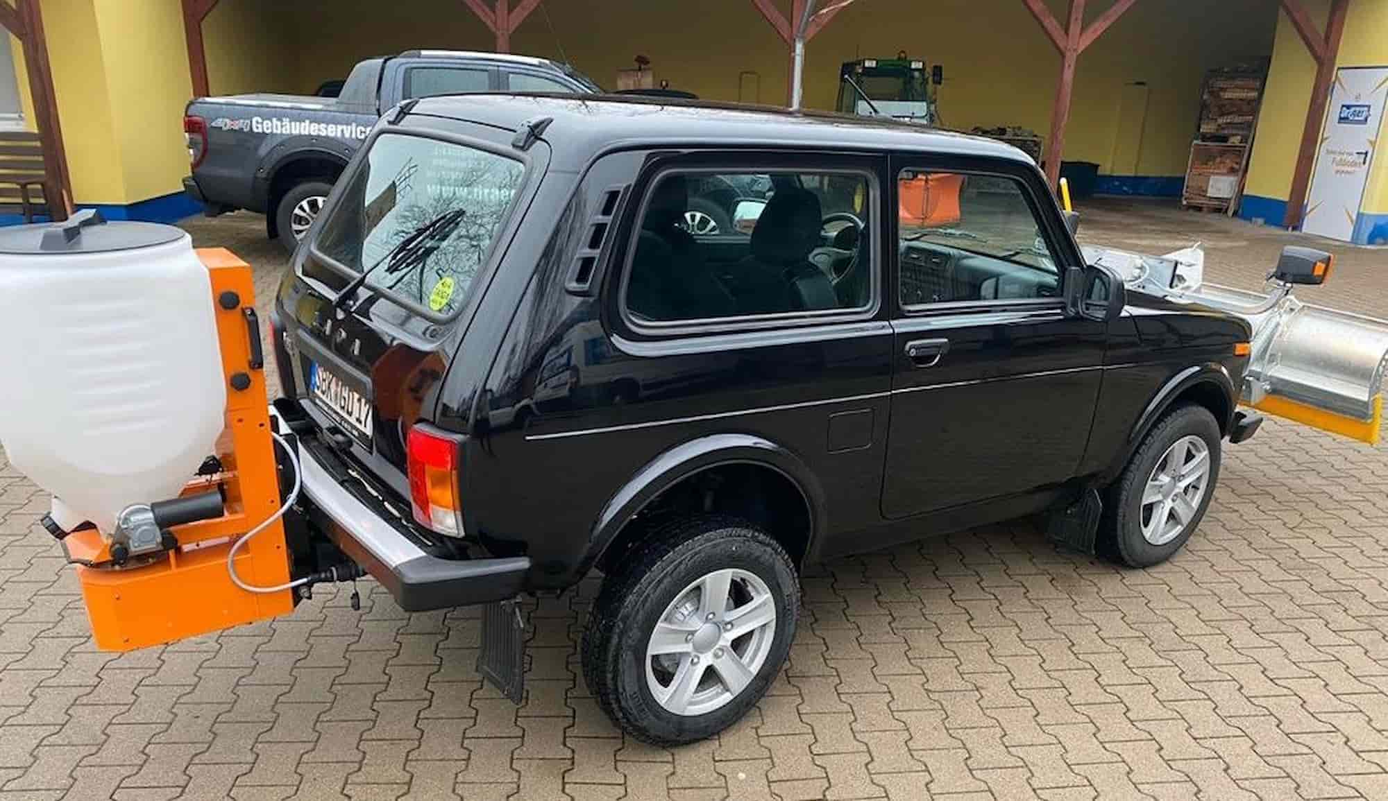 У Німеччині перетворили позашляховик Lada Niva на імпровізований снігоочисник