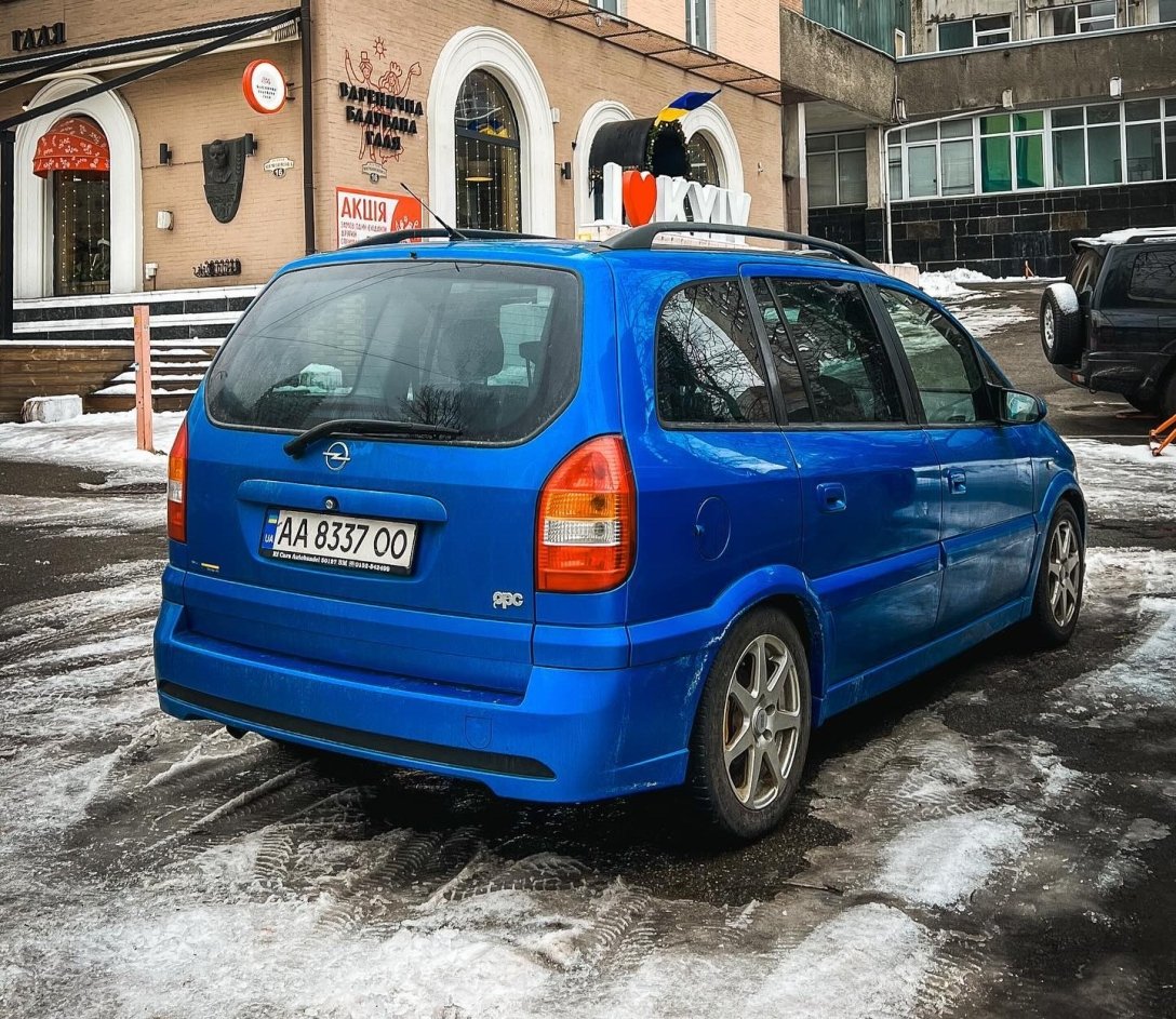 У Києві сфотографували рідкісний Opel початку нульових
