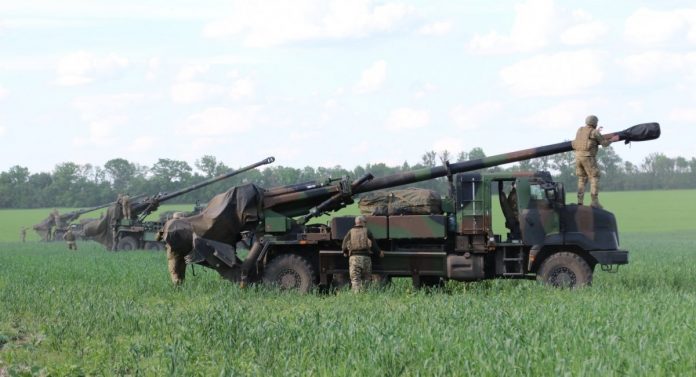 Буде більше САУ CAESAR та снарядів: уряд Франції погодив нову допомогу Україні