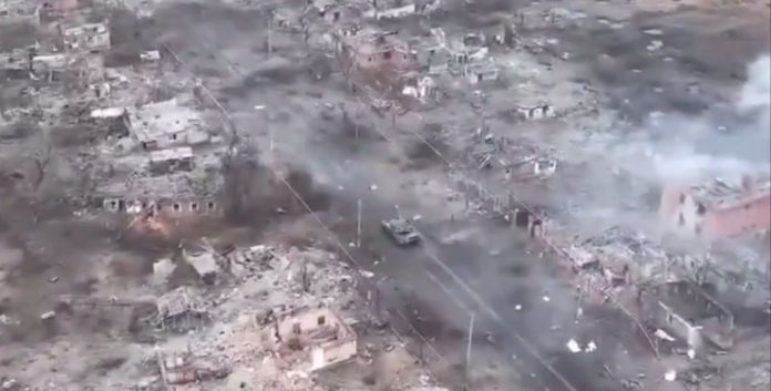 Опубліковано відео зухвалої атаки українського Т-64 на позиції росіян у межах Мар'їнки