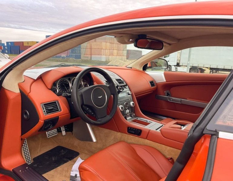 В Україну завезли два колекційні суперкари Aston Martin з пробігом менше 130 км.