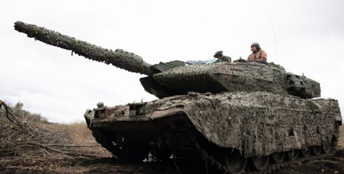 Українські військові спростували заяву росіян про знищення всіх танків Stridsvagn 122 на Лиманському напрямі