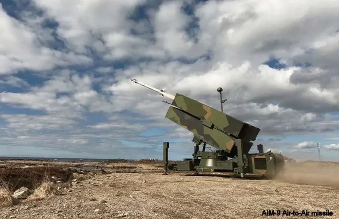 Ракета «повітря-повітря» AIM-9 запускається з пускової установки Nasams