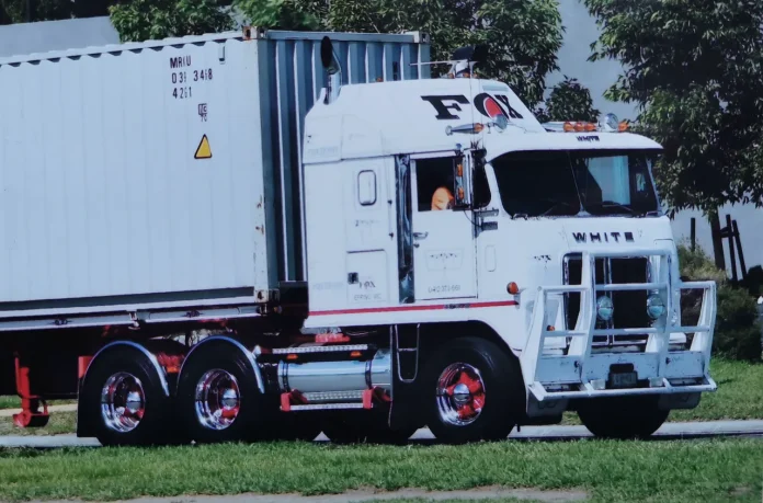 Заіржавілий тягач White Road Commander завівся після 30 років на звалищі