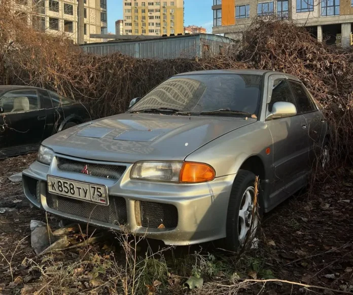Елітні спорткари Mitsubishi покинули посеред Києва: як виглядають рідкісні моделі з 90-х
