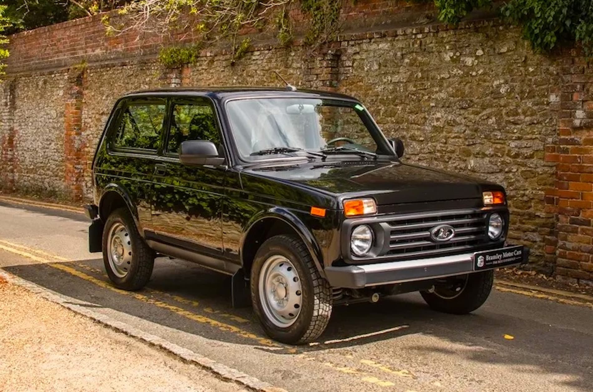 Російський позашляховик Lada Niva намагаються продати у Великій Британії за 750 000 грн