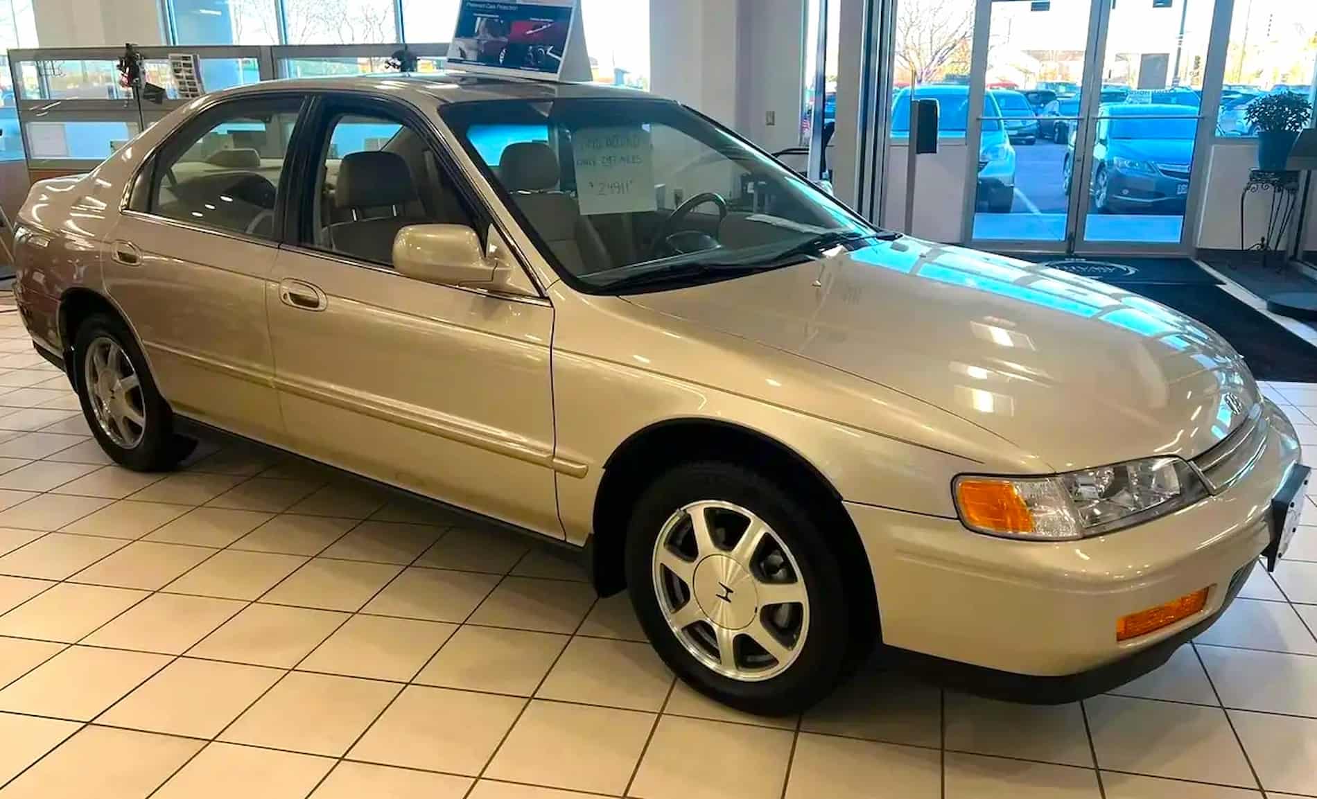 Майже новий Honda Accord з 90-х продають дорожче за машину 2023 року випуску