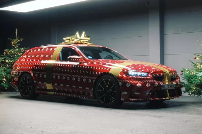 На відео показали суперуніверсал BMW M5 Touring 2024 року. Баварський виробник назвав цю модель подарунком на Новий рік.